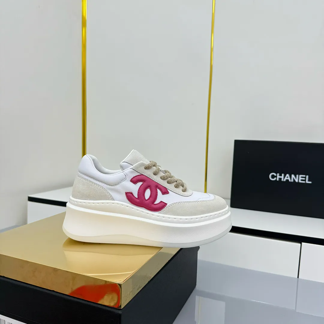 👟👟Ex-factory price 660👟👟 Top version! Chanel Chanel panda shoes! 2025 counter's top casual sports shoes. This classic design; the upper is electro-embroidered with a variety of techniques; the outsole is fashionable and sporty; the unusual inclusion of a variety of color matching elements... The diversified mix and match is very good-looking and versatile, and can be used for leisure, fashion, sports, and outdoor... ꫛꫀꪝ Go➫ Materials: ❶Upper made of: original imported first-layer silk cowhide + original waterproof cloth + original first-layer cowhide ❷Inner lining: Original Yangli+wang ❸ Outsole based on: Original TPU combination outsole Counter boutique packaging complete set for women 35–41
